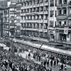 Una multitud contempla la procesión en El Arenal