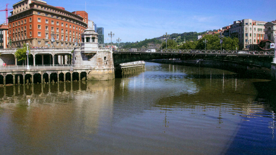 Barcos en la ría de Bilbao actual