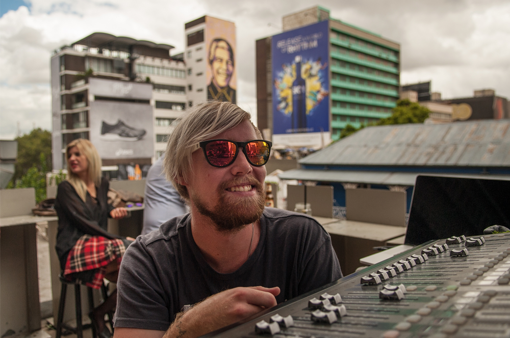 Johannesburg. Música de sintetizador en una céntrica terraza ante el omnipresente Mandela