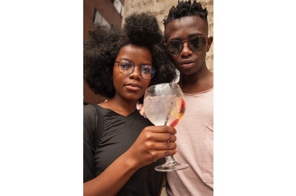 Johannesburg. Una pareja se toma unas copas en el Downtown. La integración ha avanzado a marchas forzadas, aunque la población blanca se muestra celosa de su espacio