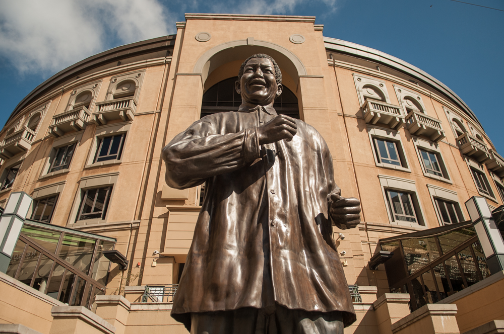 Johannesburg. Plaza de Mandela en el exclusivo distrito de Sandton, entre los hoteles Michelangelo y Rafael