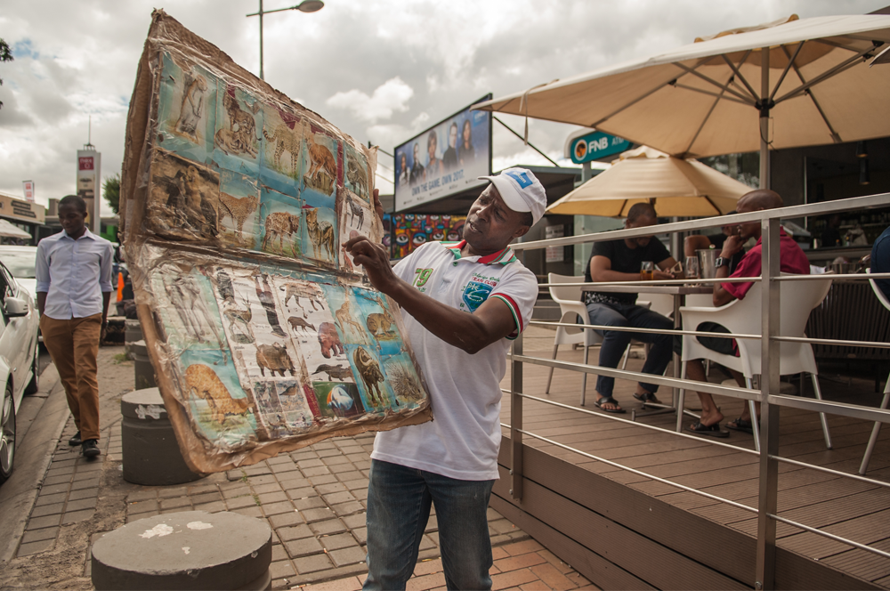 Soweto. Un imitador de animales desata carcajadas entre el público. Leones, hipopótamos, hienas... nada es imposible para él y se sirve de un catálogo para repasar sus habilidades