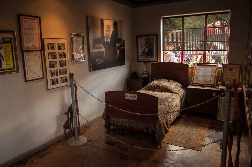 Soweto. Dormitorio en la casa museo de Nelson Mandela. El cobertor es de piel de chacal como corresponde a la nobleza a la que pertenecía 'Madiba' en su tribu