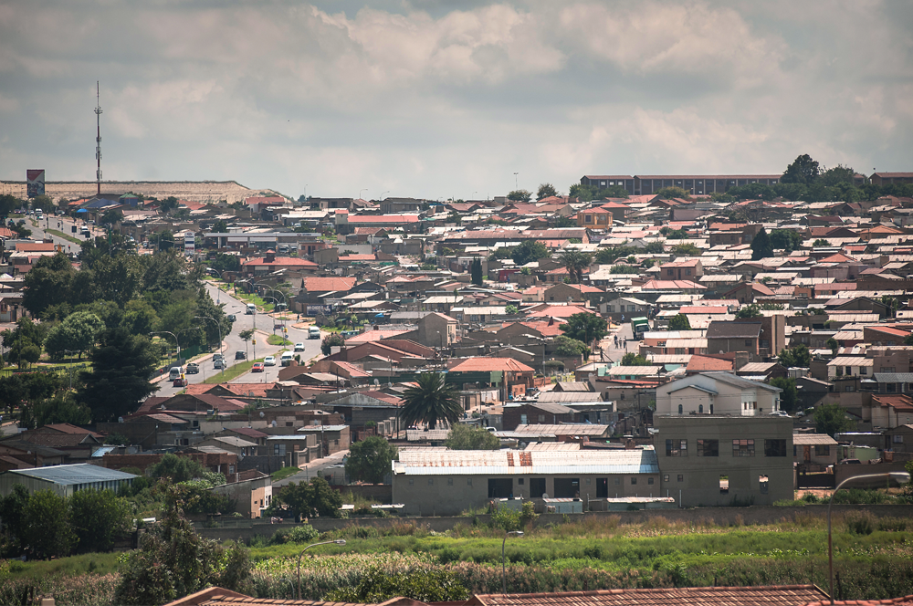 Soweto. Soweto concentra a 2,5 millones de habitantes, una de las mayores bolsas de pobreza de Sudáfrica. El paro afecta al 30% de la población y el problema de la vivienda es acuciante