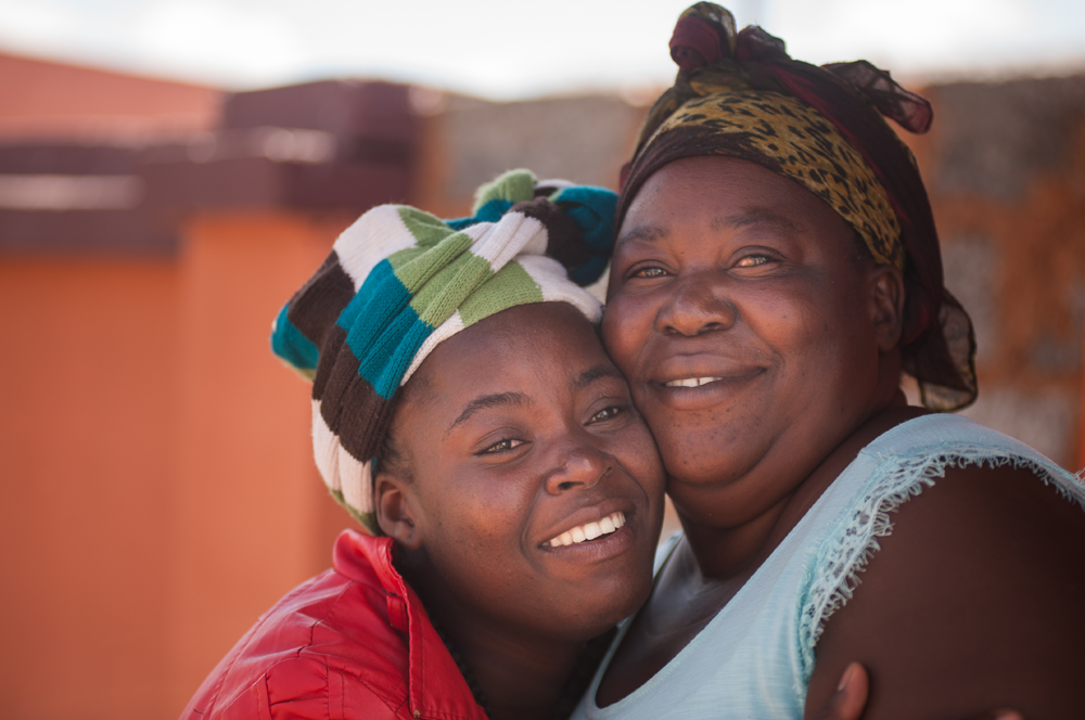 Soweto. Madre e hija se abrazan a la puerta de casa. El barrio ha sufrido cambios en los últimos años, pero la delincuencia y los problemas sanitarios desbordan a las autoridades