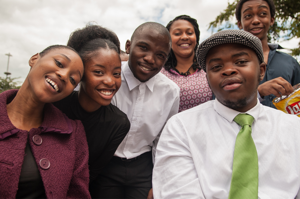 Soweto. Bastan una corbata verde y la gorra para que esta cuadrilla imprima un toque de elegancia a la tarde del sábado en Vilakazi