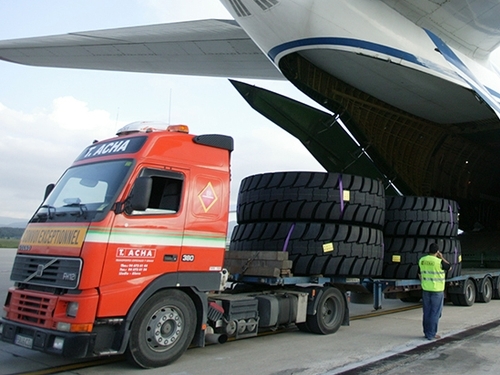 Operativa de carga de aviones con helicópteros. Material industrial se introduce en una aeronave. Un camión en la bodega de un Antonov. Un helicóptero se carga en un aparato. El autor de todas es VIA-Quintas