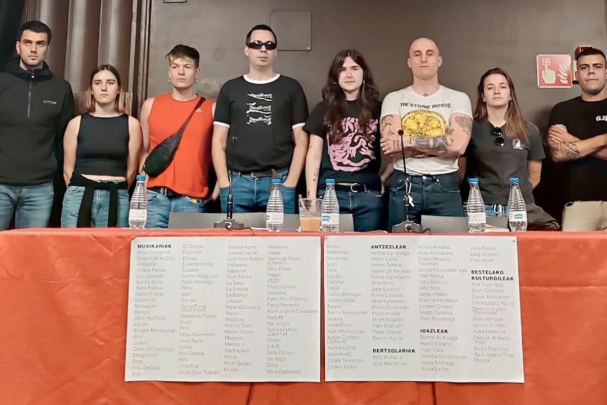 Firma del manifiesto en el Kafe Antzokia de Bilbao