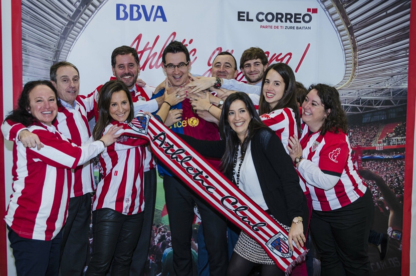 Foto 21 de la aficin en la oficina del BBVA de ALGORTA<br>
Lunes 18 de mayo 2015