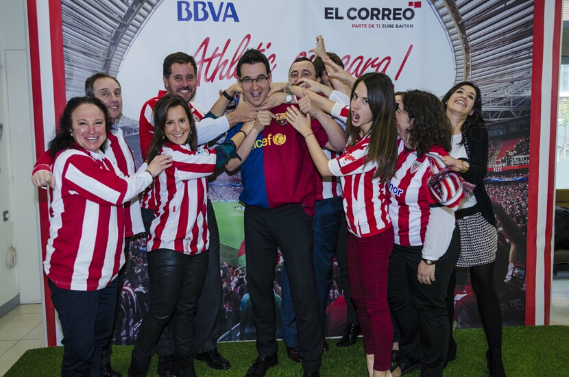 Foto 22 de la aficin en la oficina del BBVA de ALGORTA<br>
Lunes 18 de mayo 2015