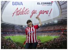 Foto 26 de la aficin en la oficina del BBVA de BARAKALDO <br>
| Martes 26 de mayo 2015