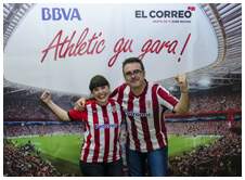 Foto 27 de la aficin en la oficina del BBVA de BARAKALDO <br>
| Martes 26 de mayo 2015