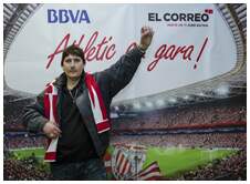 Foto 29 de la aficin en la oficina del BBVA de BARAKALDO <br>
| Martes 26 de mayo 2015