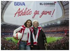 Foto 31 de la aficin en la oficina del BBVA de BARAKALDO <br>
| Martes 26 de mayo 2015