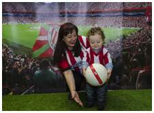 Foto 32 de la aficin en la oficina del BBVA de BARAKALDO <br>
| Martes 26 de mayo 2015