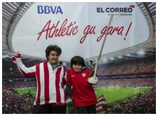 Foto 10 de la aficin en la oficina del BBVA de BARAKALDO <br>
| Martes 26 de mayo 2015