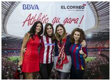 Foto 2 de la aficin en la oficina del BBVA de BARAKALDO <br>
| Martes 26 de mayo 2015