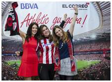 Foto 3 de la aficin en la oficina del BBVA de BARAKALDO <br>
| Martes 26 de mayo 2015