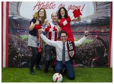 Foto 4 de la aficin en la oficina del BBVA de BARAKALDO <br>
| Martes 26 de mayo 2015