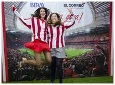 Foto 7 de la aficin en la oficina del BBVA de BARAKALDO <br>
| Martes 26 de mayo 2015