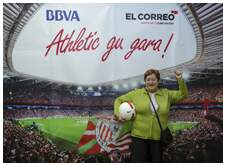 Foto 12 de la aficin en la oficina del BBVA de BARAKALDO <br>
| Martes 26 de mayo 2015