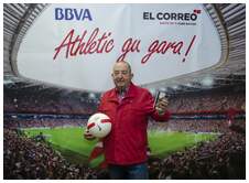 Foto 16 de la aficin en la oficina del BBVA de BARAKALDO <br>
| Martes 26 de mayo 2015