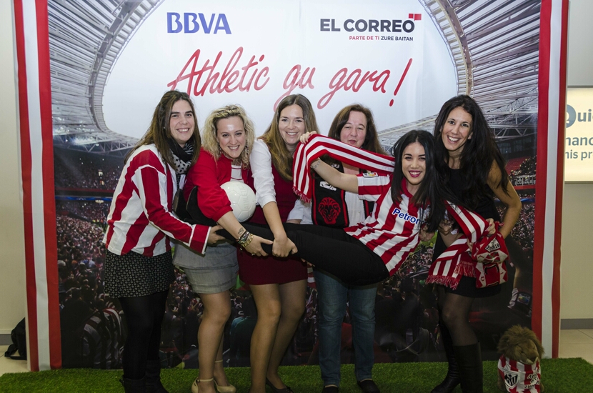 Foto 19 de la aficin en la oficina del BBVA de BARAKALDO <br>
| Mircoles 27 de mayo 2015