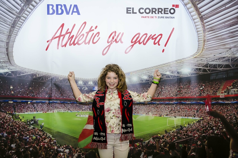 Foto 3 de la afici�n en la oficina del BBVA de GERNIKA <br>
| Jueves 21 de mayo 2015