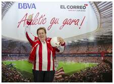 Foto 18 de la afici�n en la oficina del BBVA de GERNIKA <br>
| Jueves 21 de mayo 2015