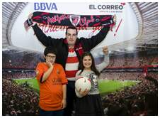 Foto 22 de la afici�n en la oficina del BBVA de GERNIKA <br>
| Jueves 21 de mayo 2015