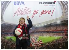 Foto 23 de la afici�n en la oficina del BBVA de GERNIKA <br>
| Jueves 21 de mayo 2015