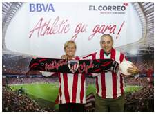 Foto 27 de la afici�n en la oficina del BBVA de GERNIKA <br>
| Jueves 21 de mayo 2015