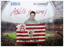 Foto 28 de la afici�n en la oficina del BBVA de GERNIKA <br>
| Jueves 21 de mayo 2015