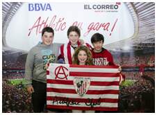 Foto 5 de la afici�n en la oficina del BBVA de GERNIKA <br>
| Jueves 21 de mayo 2015