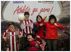 Foto 10 de la afici�n en la oficina del BBVA de GERNIKA <br>
| Jueves 21 de mayo 2015