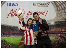Foto 11 de la afici�n en la oficina del BBVA de GERNIKA <br>
| Jueves 21 de mayo 2015