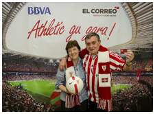 Foto 13 de la afici�n en la oficina del BBVA de GERNIKA <br>
| Jueves 21 de mayo 2015