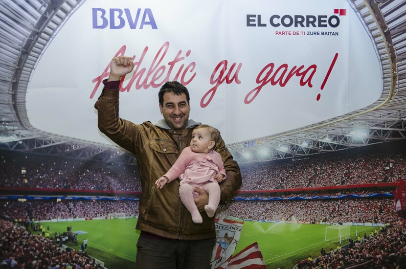 Foto 22 de la aficin en la oficina del BBVA de PORTUGALETE <br>
| Viernes 22 de mayo 2015